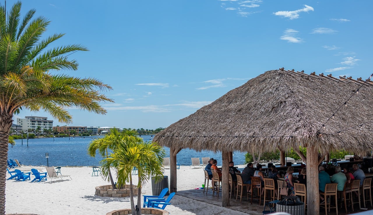 Live streaming webcam service for restaurants and tiki bars with ocean view