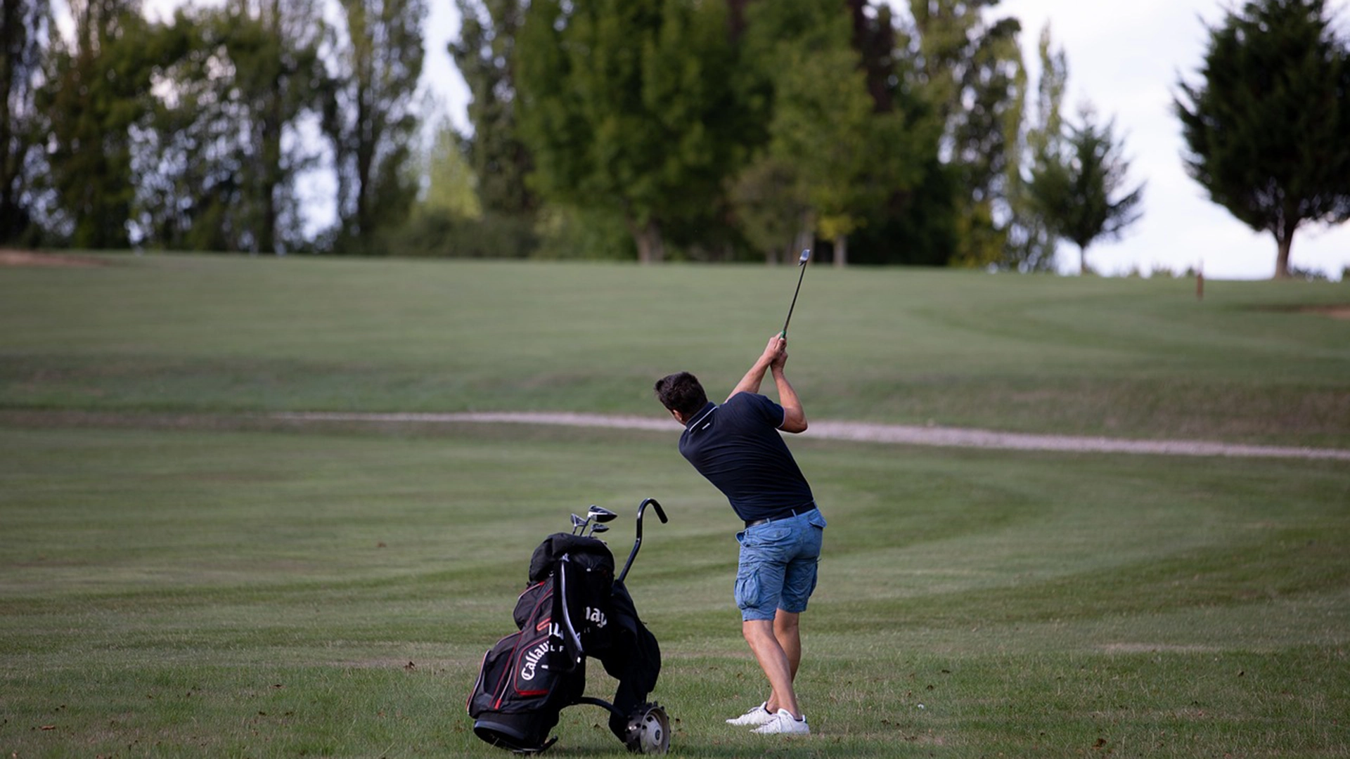 Golf course webcam hosting system displaying live course conditions